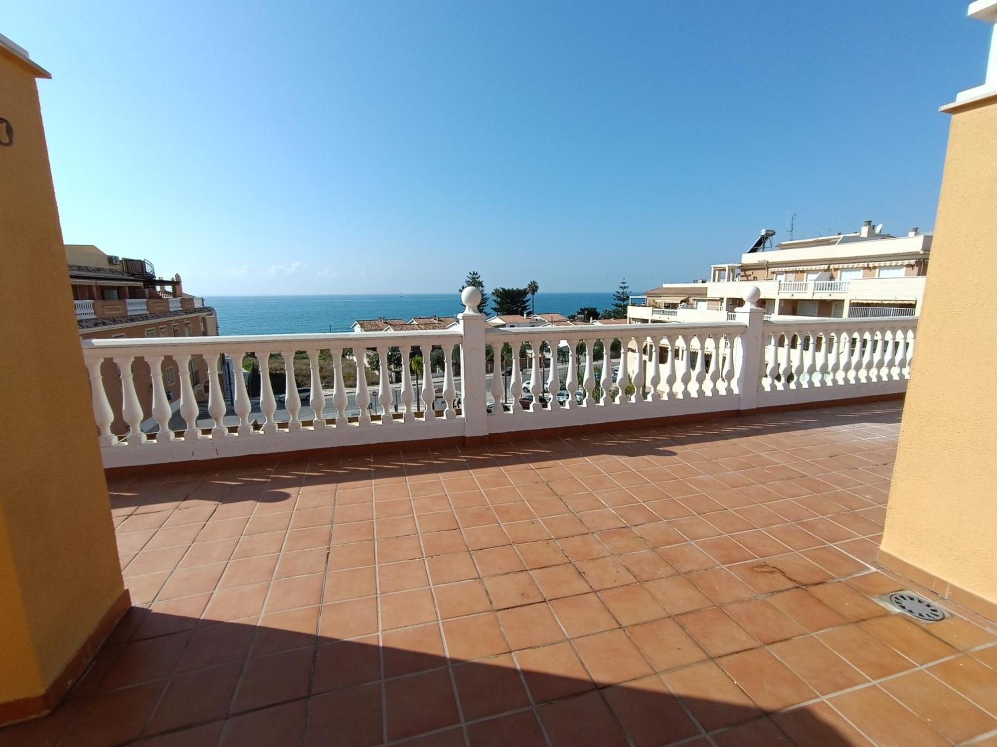Lovely Penthouse In Front Of The Beach With Free Parking Malaga Exterior photo
