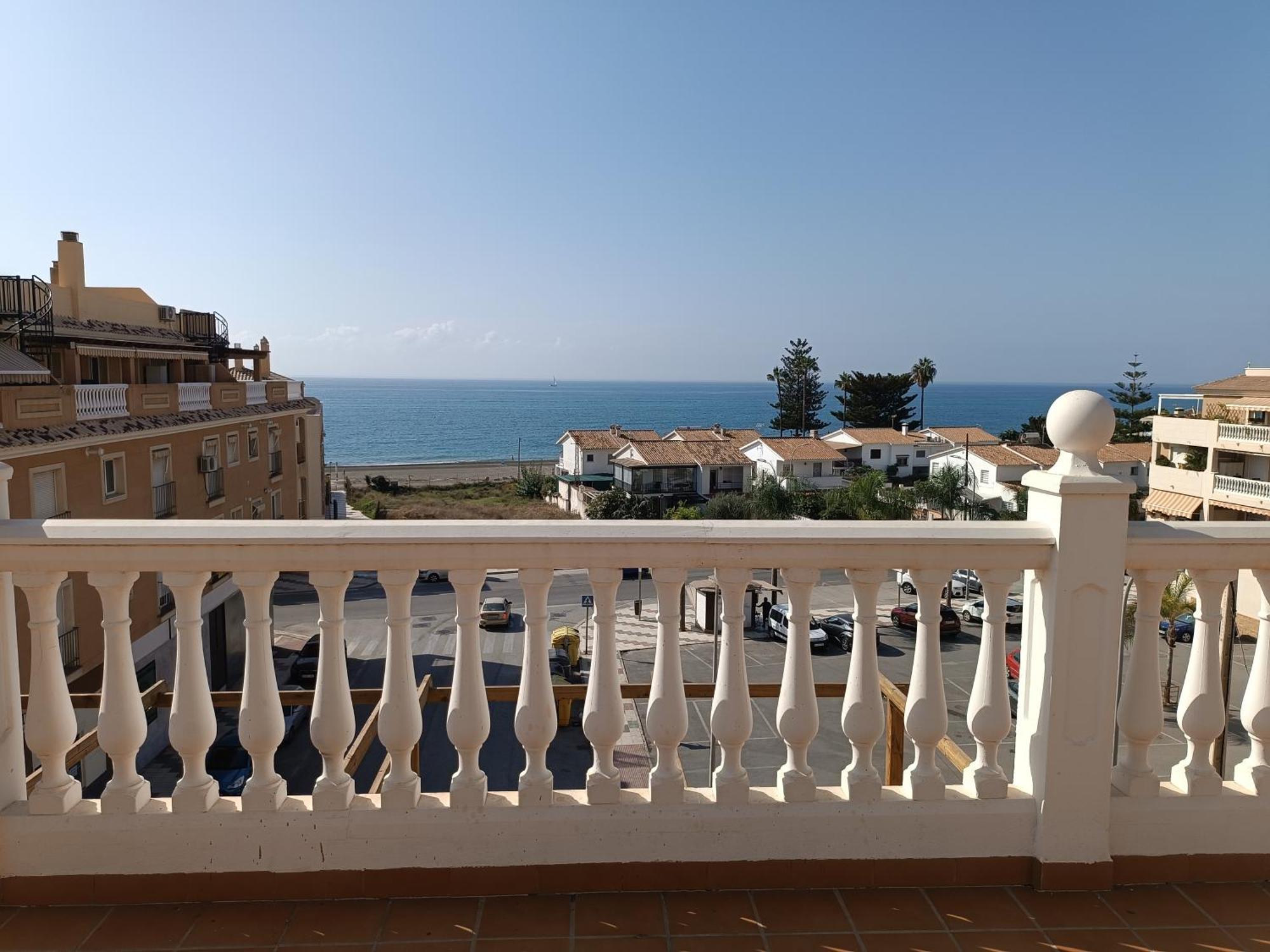 Lovely Penthouse In Front Of The Beach With Free Parking Malaga Exterior photo